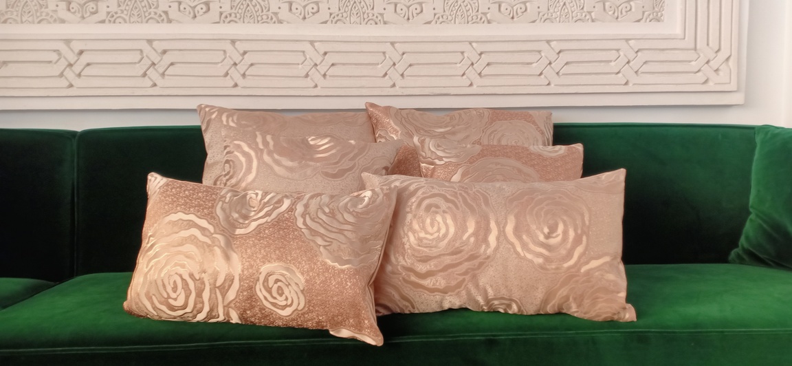 Plush-and-Limited-coussin-vagues-roses_1