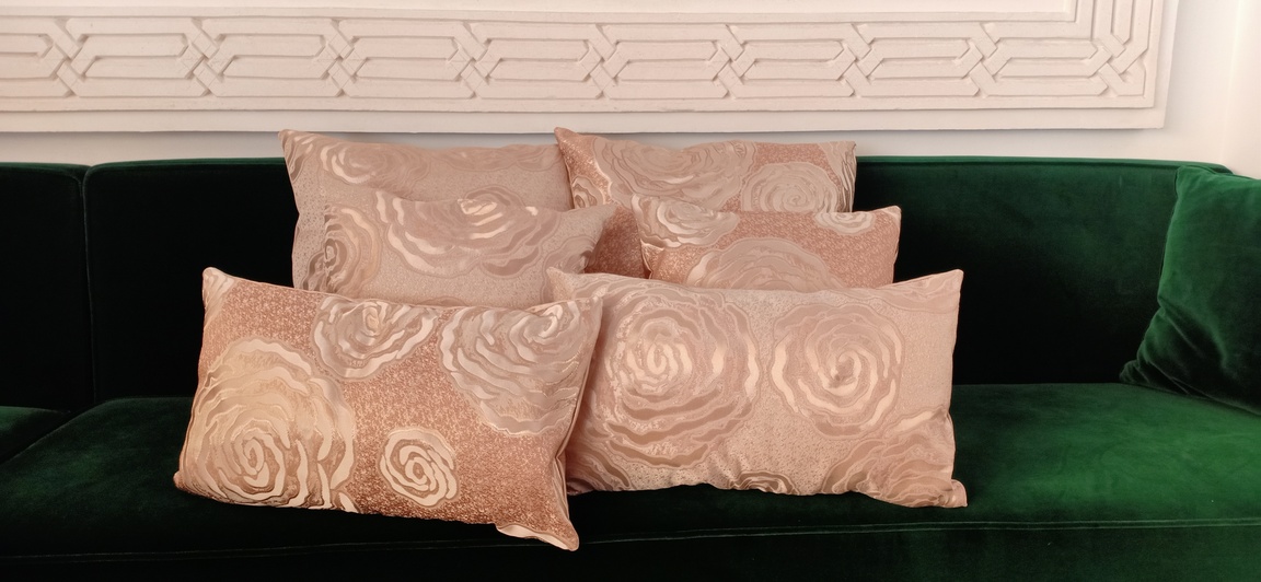 Plush-and-Limited-coussin-vagues-roses_2