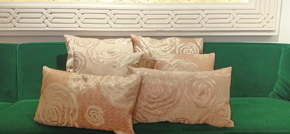 Plush-and-Limited-coussin-vagues-roses_3