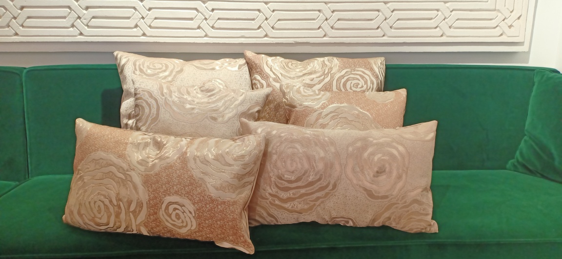 Plush-and-Limited-coussin-vagues-roses_4