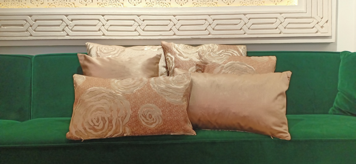 Plush-and-Limited-coussin-vagues-roses_6